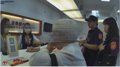 黃姓市民提領40萬元，警方和銀行行員合力勸阻。（照片分局提供）