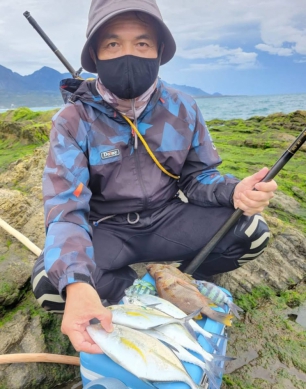 富岡國小校長張能發｜都蘭鼻海灣釣魚落海死亡，享壽62歲！