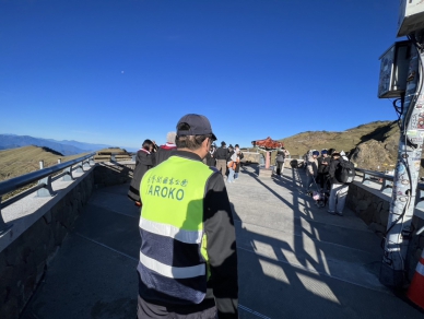 武嶺變夜店｜打game喧鬧、抽菸丟菸蒂、耍帥過頭，警察蒐證究責、太管處啟動懲罰調查！