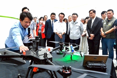 行政院長卓榮泰視察嘉義縣亞洲無人機AI創新應用研發中心 了解無人機產業發展情形 與業者交流意見〜