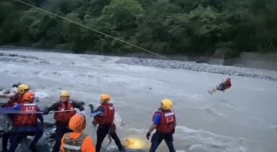 不可能的任務｜花蓮暴雨，1名男子受困砂婆礑溪，特搜大隊架起空中繩索，飛越湍流、拯危救溺、平安脫險！