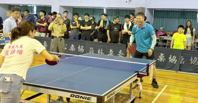 「員林市長盃桌球錦標賽」開幕，由代市長賴致富（右）與女代表張詩怡（左）對打開球。（照片公所提供）