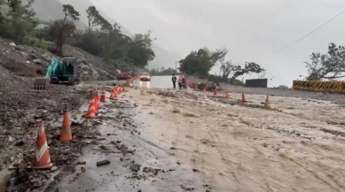 通過要搏命｜短時暴雨，泥流溢滿路面+落石，匯德隧道北口積洪成河，55加侖油桶在水面上漂著走！公路局：不排除預警性道路封閉，稍後緊急封路禁止通行！