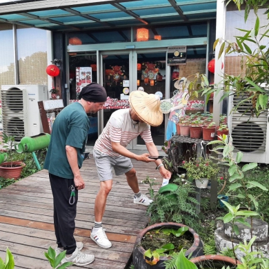 綠野仙蹤現代版｜慕名前來，香港知名YouTuber 旅遊達人項明生，率隊拜訪櫻田野養生休閒農莊，體驗野菜採摘、吉安情人爽DIY等等食農教育的萬般風情！