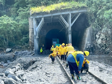落石堆磊鐵軌｜強降雨致北迴線雙向中斷路線受損，漏夜搶修、日以繼夜，和仁=崇德間土石泥流淹沒鐵軌，約3,000立方米！