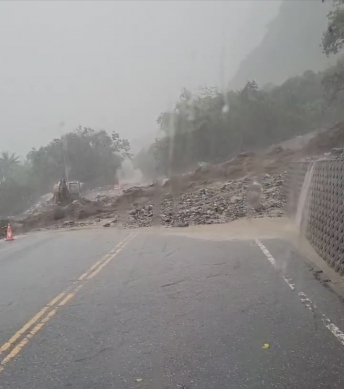 恐怖土石流｜截斷蘇花公路，午後強降雨交通中斷！