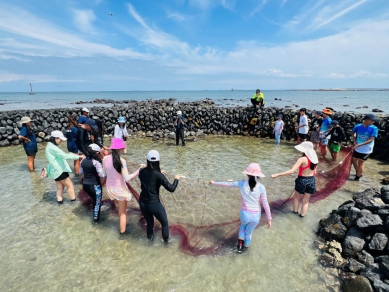 探索百年石滬智慧 × 深入海洋環境教育！  澎湖「夏之石滬季」兩天一夜深度遊程熱烈報名中  本行程亦安排漁村走讀、夜間觀星及水域遊憩等活動，讓旅客在寓教於樂的過程中，體驗澎湖永續旅遊的魅力。本遊程自7月至9月，每週五限定出發，名額有限，歡迎報名！