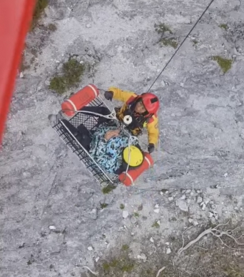 攻奇萊東稜｜1名山友高山症，直升機空中救援！