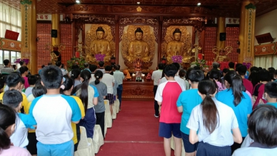 員林禪寺承善會頒發清寒優秀學童獎助學金,頒發前先向佛祖行禮。(照片記者林碧珠攝)