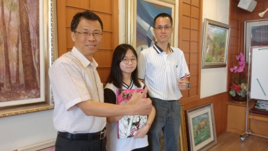 國立員林高中江彣錡同學（中），錄取「義守大學醫學系公費生」，楊校長（左）和班導（右）備感榮耀。（照片記者林碧珠攝）