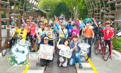 嘉義市阿勃勒花開如黃金雨 歡迎525「來嘉BIKE訪」踩鐵馬暢遊蘭潭湖畔〜