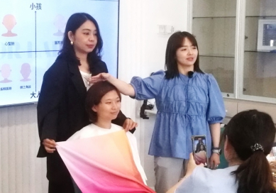 眼鏡框要搭色彩美學  信賴眼科提供新服務