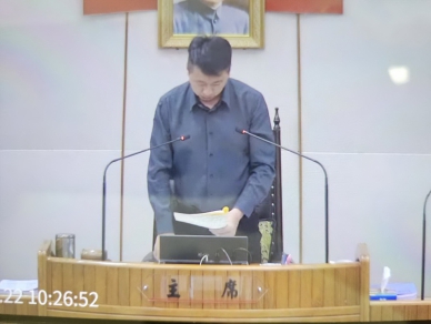 澎湖縣議會第20屆第5次定期會議長總結 議長陳毓仁在總結時表示，為期12天的總質詢，從鄉親機位一票難求、建築購屋糾紛，到地方基礎建設、旅遊永續發展等議題，有諸多具體建議；這些都是議員們平日勤走基層並廣納各界意見彙整而來，請縣府團隊不分政黨、沒有色彩，釐清問題，解決困難，才能展現執政實績。