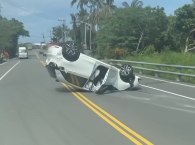 小轎車翻車|台11線北上150K