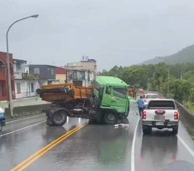 砂石車「折甘蔗」｜花蓮糖廠旁的陸橋上