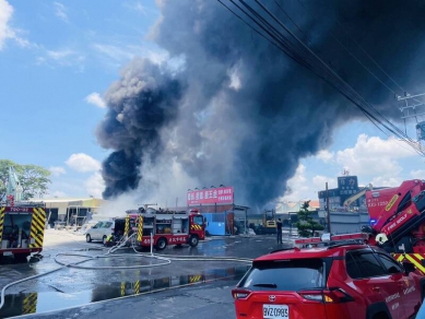 高雄仁武塑膠倉庫火警波及資源回收場