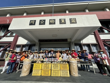 瑞穗斗笠茶山大師｜送給富里鄉斗笠鄉長100頂斗笠