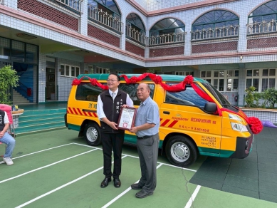 財團法人張添永慈善基金會捐贈娃娃車  馬公市幼兒安全再升級  黃健忠市長感謝企業善行 促成本次善舉的橋梁，來自高雄市澎水校友會理事長黃益利。黃理事長同時擔任銘船機械與宏海遊艇公司董事長，為澎湖海事經營科首屆校友，長年熱心公益、心繫故鄉，積極牽線張添永慈善基金會與永記造漆公司，共同將企業資源實質投入在地教育，展現民間力量的溫度與力量。