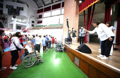 新冠疫情升溫 嘉義市開設大型疫苗接種站 市長黃敏惠到場關心市民健康