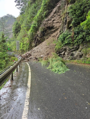 山壁坍方｜大禹嶺往返梨山無法通行，迅速搶通！