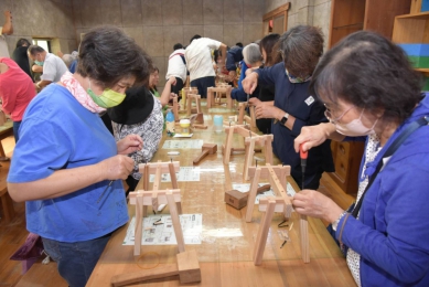 嘉市警局在知名景點「愛木村」  舉辦療癒舒壓木作 × 防詐小教室活動