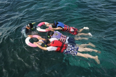 炎炎夏日玩水正夯  澎管處籲請遊客從事水域遊憩活動應慎選場域及合格業者  澎管處再次提醒，從事水域活動應提高警覺勿輕忽，做好評估天氣狀況，如遇颱風、大雨特報等情形，切勿冒險從事水上活動；評估自身情況，下水前做好熱身，如身體不適，勿貿然下水；遵守教練指導及水域活動相關規定，勿冒險前往不熟悉之海域，關注並遵循現地告示牌指引，以確保遊憩安全。