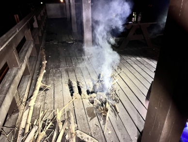 燒材驅蚊｜將涼亭內木質地板燒出一個大洞，縱關日月亭縱火案，關山警逮2嫌法辦！