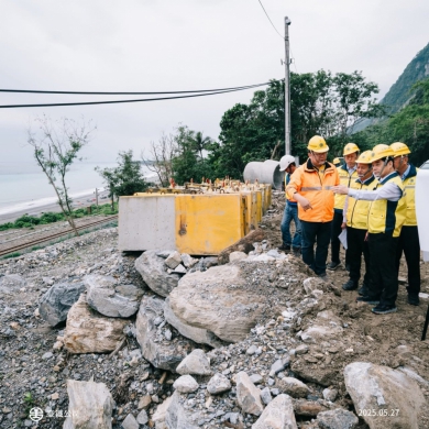 520洪患災後復元｜小清水溪橋持續進行橋墩保護、新設導水牆與土石清運，預計6月底完成。