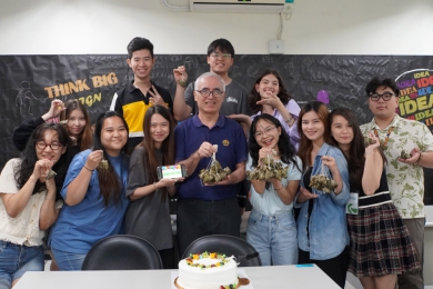 大葉企管系國際學生，體驗台灣肉粽文化。（照片大葉提供）