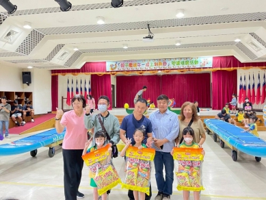 湖西鄉公所「親子慶端午・陸上划舟趣」熱鬧登場  80組家庭共度歡樂時光 壓軸登場的「陸上划舟趣味競賽」係將SUP立槳板改裝為陸上龍舟，親子齊力比拼，現場笑聲不斷，展現滿滿活力與團隊精神。