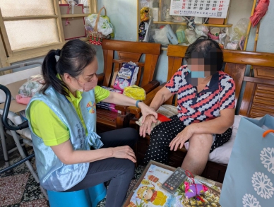 頂新和德基金會與1919食物銀行攜手送肉粽和香包、物資給弱勢家庭。（照片由頂新和德文教基金會提供）