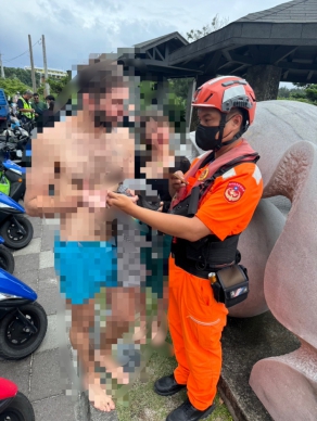 疑遭海流捲走｜綠島大白沙墨西哥籍男子戲水失蹤，海巡警消民救援！