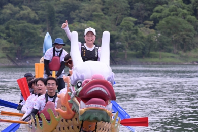 2025花蓮慶端午、鯉魚展競技‧龍舟競渡嘉年華開幕｜縣長徐榛蔚率縣府團隊龍舟友誼賽險勝縣議會團隊