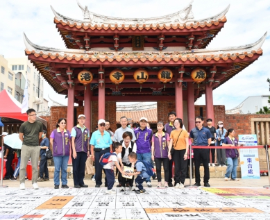 ﹁趣味闖關慶端陽﹂，鹿港龍山寺廣場登場。（照片縣府提供）