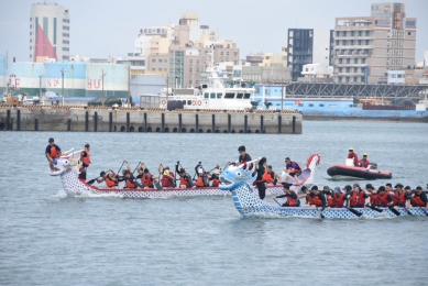 澎湖端午龍舟競賽熱鬧登場  29隊近千人齊聚第三漁港競技共賀佳節  議長陳毓仁、議員莊光大、議員呂黃春金、議員吳政杰、議員蘇陳綉色、縣府秘書長楊書舜、澎防部指揮官陳俊源中將、土銀澎湖分行胡秀玲經理、高雄市澎湖同鄉會理事長莊敏治、台北市同鄉會理事長鄭健一，也都在場一同為選手們加油。