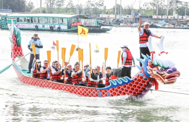 嘉義縣第39屆端午龍舟賽登場 48隊熱情參賽、奮力開划 氣氛熱烈！