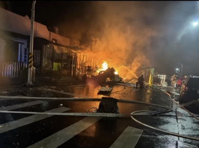 深夜傳來一聲巨響｜鯊魚黑幫餐廳成功店，疑瓦斯爆炸濃煙烈焰全毀；順天集團/新時代去明火餐飲發展集團：不會失火的廚具｜廚房火警發生比率過高，更新無明火廚具趁現在，客服專線0909-286277。