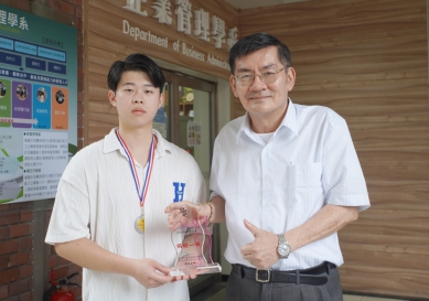 大葉曾宇正同學(左)獲選「中區最佳企管人」,指導的鄭焜中老師(右)給予祝賀。(照片大葉提供)。