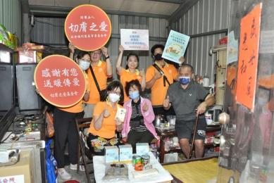 端午節，彰基「切膚之愛」基金會，送暖給弱勢家庭。（照片彰基提供）