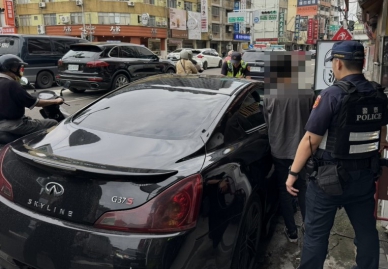 男子二次懸掛假車牌上路    同遭警員黃昱維查獲送辦