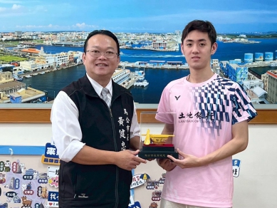 馬公市長黃健忠接見羽球國手王柏崴 致贈「金飯碗」勉勵再攀高峰 王柏崴114年1月，於全國羽球排名賽奪得季軍；4月在越南河內挑戰賽再獲季軍，緊接著於泰國普吉國際系列賽奪得男單冠軍；5月初在全大運再度封王，5月中旬於台北公開賽亦闖進男單16強。年僅23歲的他，目前正以提升世界排名為明確目標，積極參與國際賽事，力拚更高層級的羽球舞台。