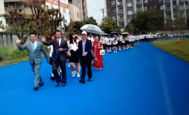 員林高中74屆畢業典禮,校長、會長和校友會理事長,帶領畢業生巡禮校園。(照片員中提供)