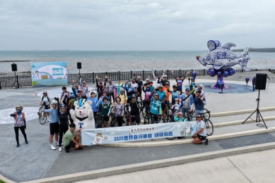 「2025世界自行車日~嗨騎菊島」在澎湖熱情開騎  另外，澎管處將於114年9月28日(星期日)辦理「2025澎湖跳島101K自行車活動 (101K Hopping Bike)」，刻正受理報名中，車友請把握報名時間，一起用自行車漫遊方式享受澎湖秋季不一樣的美景與氛圍。活動報名網站：  https://bao-ming.com/eb/content/6516#30500