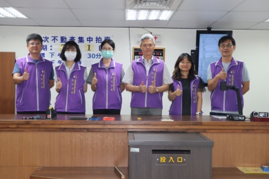 法務部彰化執行分署舊廳舍最後一次拍賣會,郭分署長(右3)率團隊留下歷史鏡頭。(照片分署提供)