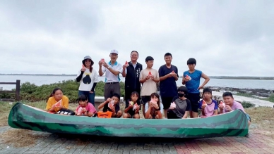 五德國小「西瓜號」拼板獨木舟正式下水 黃健忠市長蒞臨致意 祝福孩子乘風啟航 五德國小校長翁清課說，「西瓜號」的誕生，不僅展現孩子們豐富的想像力與實作能力，更是一次深刻的生命教育歷程。學生從構圖設計到實地下水，親身經歷合作、失敗與完成的過程，留下了最具意義的畢業回憶。他感謝家長與社區的支持，讓孩子能在五德這塊土地上勇敢築夢、自由航行。