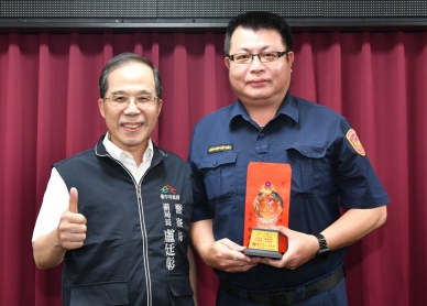 陳崇保身先士卒英勇滅火    盧廷彰公開表揚豎指稱讚