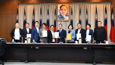 刪減地方補助款,王縣長(左5)向行政院提出訴願。(照片縣府提供)