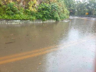 臺20線200.5公里處路邊排水溝積水｜水位一度涵蓋半個車道