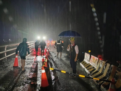 持續豪雨｜卓富大橋北側引道嚴重崩塌，修復時間無法確定！