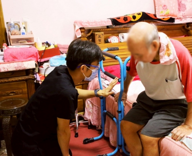 大林慈濟醫院運載輔具深入偏鄉　守護大埔長者家園照顧健康